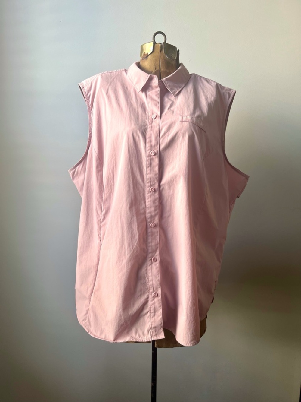 Eddie Bauer Ripstop Sleeveless Button-Down Shirt in Pale Pink